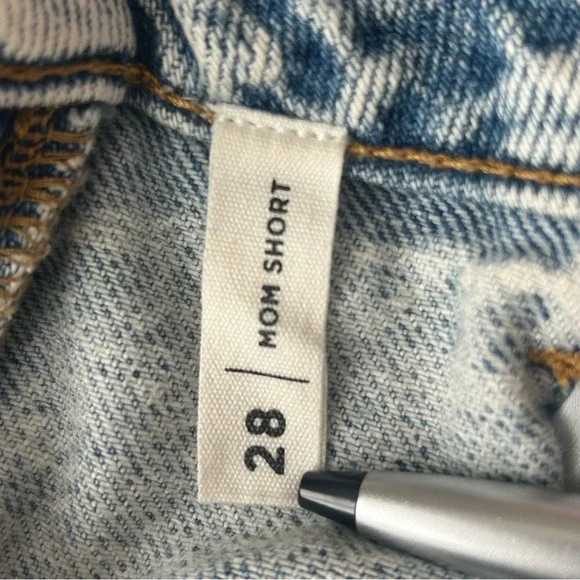 Pac Sun light wash 2.5” denim Mom short Jean shorts - Picture 5 of 7